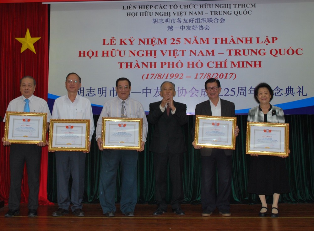 市越-中友協分別向積極推動越-中友好交流工作做出貢獻的集體和個人頒發獎狀。