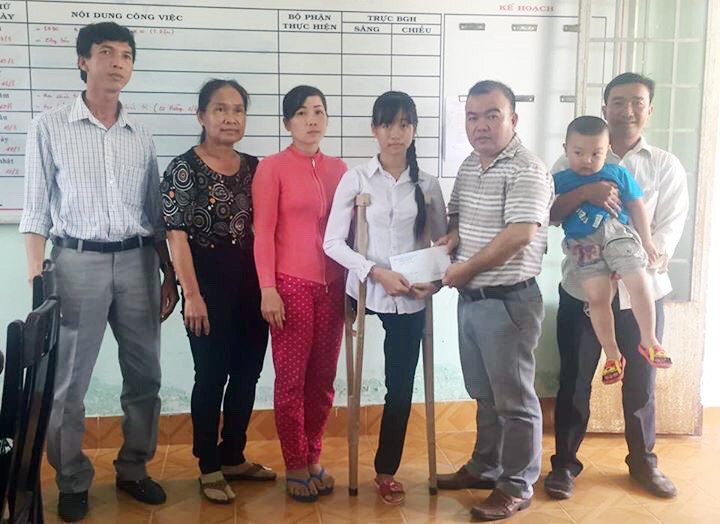 羅志榮(右三)先生代表把贊助教育經費款項轉交給錦絨。