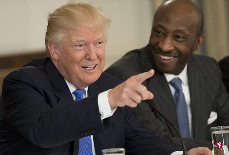 默克製藥總裁弗拉澤（右）是弗州衝突後首個退出製造業委員會的總裁，以抗議特朗普（左）在衝突後的表態。 （圖源：法新社）