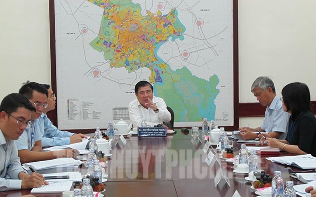 市人委會主席阮成鋒(中)在會議上發表指導意見。（圖源：市黨部新聞網）