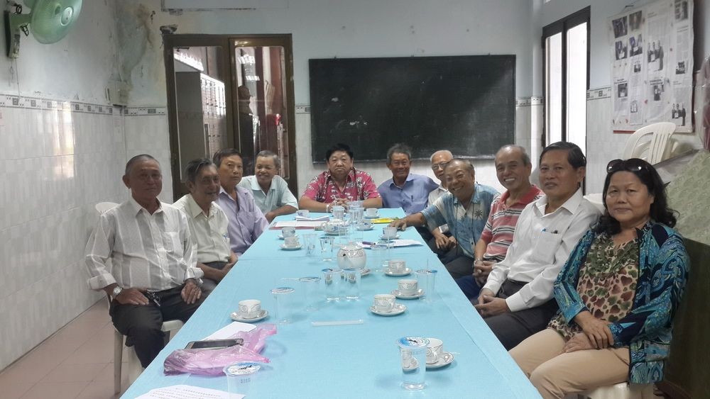 張子諒(左五)與董 事們舉行會議。