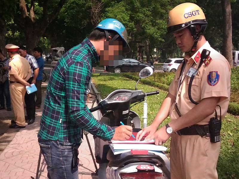 交警正處罰違規者。