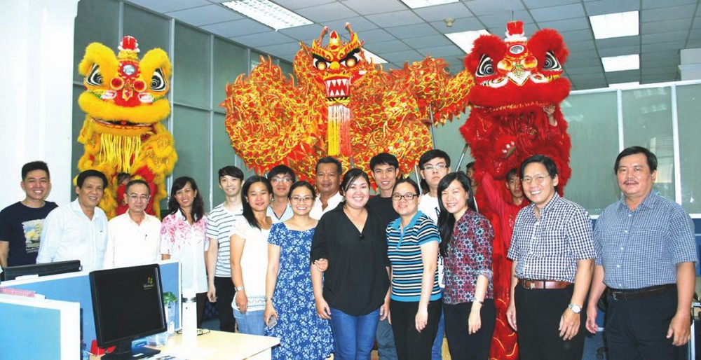 本報領導與員工在遷往 新址辦公當日合照留念。