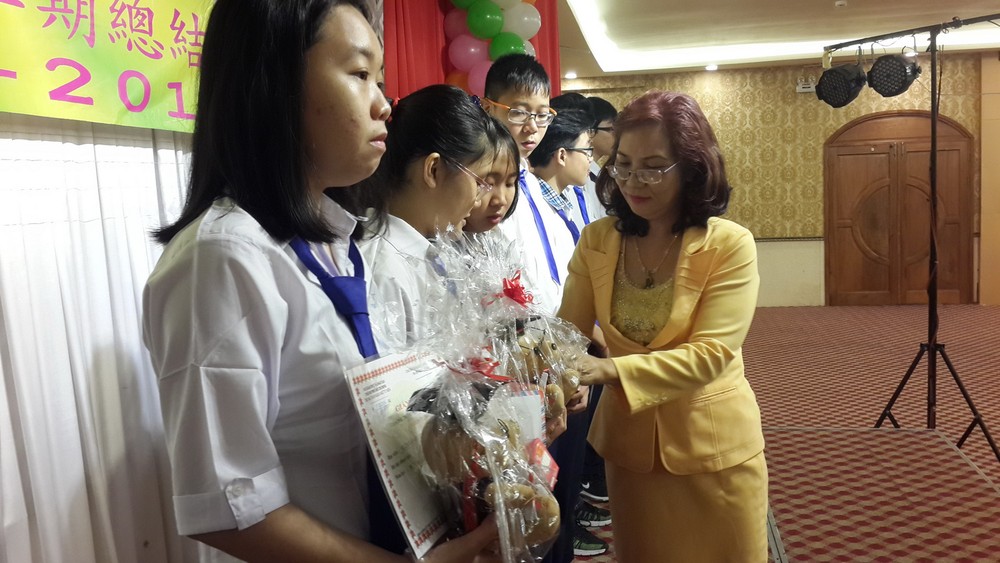 該中心校長陸燕媚向優秀生頒獎。