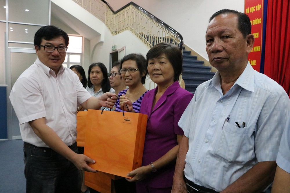 屏榮公司中秋送愛心月餅 ảnh 1