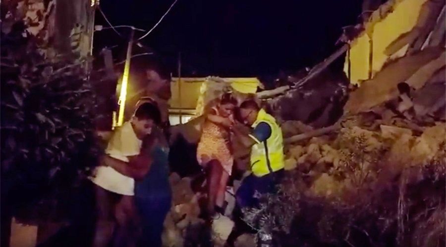 拯救人員救出一名女子。（圖源：互聯網）