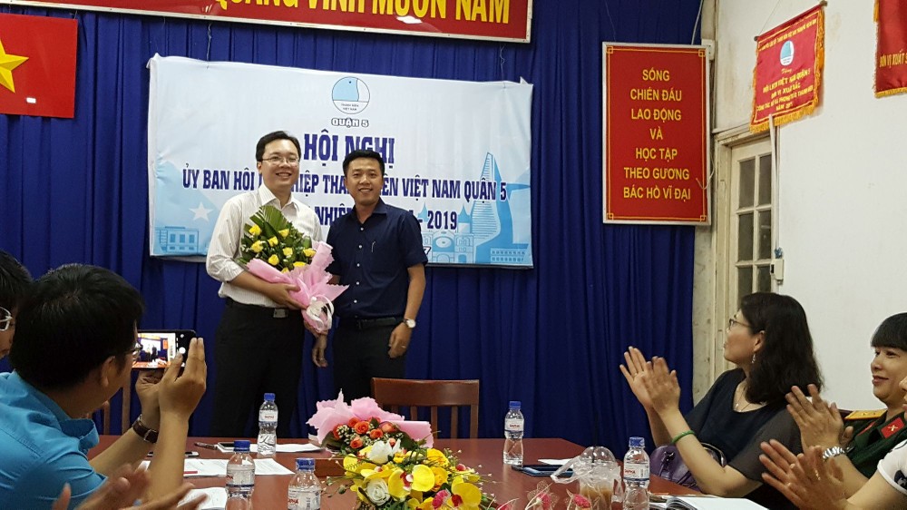 共青團第五郡郡委代表送花祝賀武明哲同志。