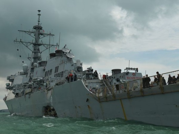 驅逐艦麥凱恩號與油輪相撞，艦體嚴重凹陷。（圖源：互聯網）