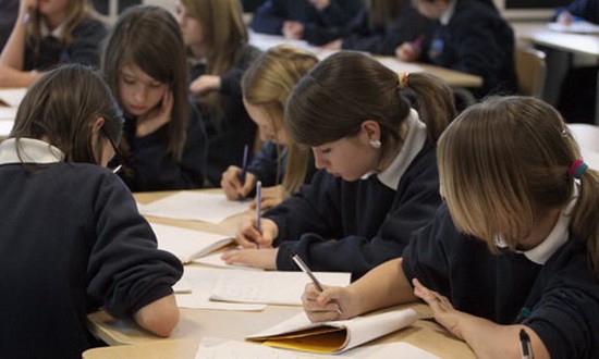 讓學生分組學習、辦事、演講等有利於學生學習視野之拓展。（示意圖源：互聯網）