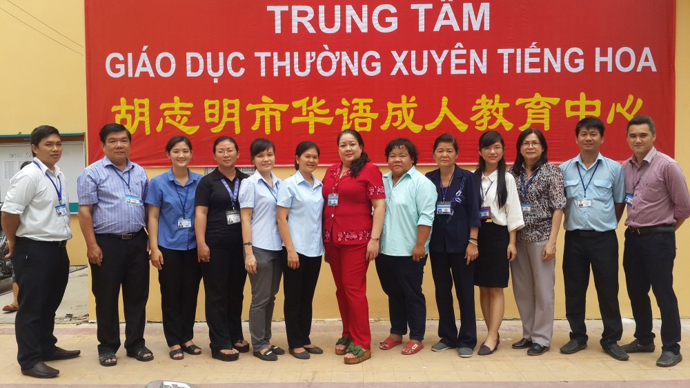 市華語成人教育中心老師在臨時校舍前合影。