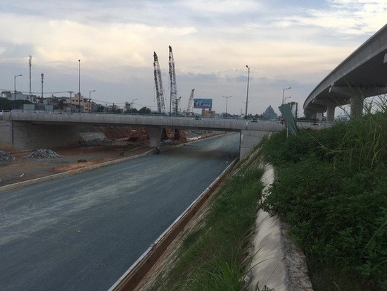 市國立大學交通樞紐工程正在施工。