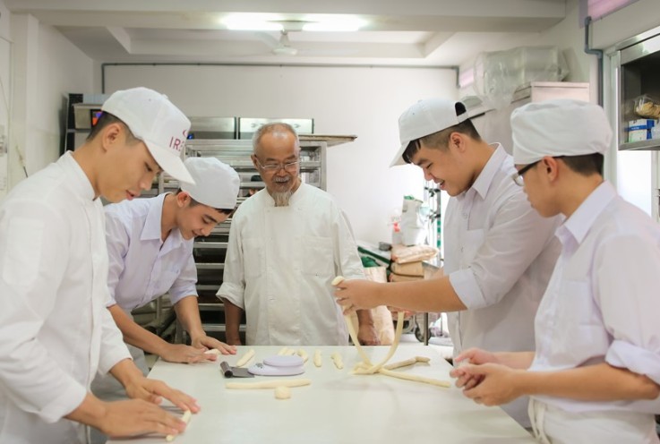 旅德越僑文會(中)回本市投資開辦職技學校。(圖源：互聯網)