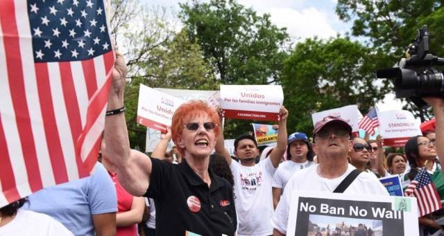 當地時間5月1日下午，在美國首都華盛頓，示威人群在杜邦環島舉行集會后，一直行進到白宮北面的拉法耶特廣場，抗議特朗普的移民政策等。（圖源：互聯網）