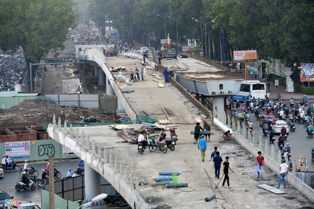 為阮儉-黃明鑑高架橋架設項目施工工程服務，從9月3日起，舊邑郡阮儉街將實施交通管制。（圖源：Zing.vn）