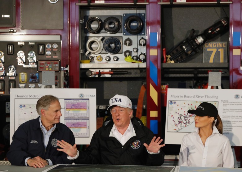 美國總統特朗普（中）正討論災情。(圖源：互聯網)