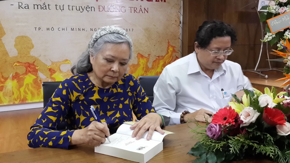 陳素娥在著作上簽名贈送讀者。