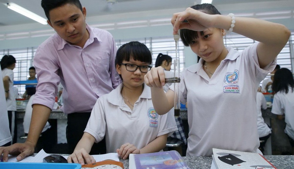 守德中學校師生在化學實驗一節課中。（示意圖源：如雄）