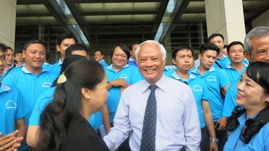 國會副主席汪周琉在國會大廈前與代表們交談。（圖源：芳水）