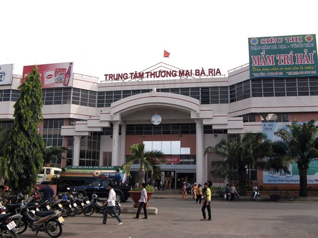 由於涉及巴地市場管委會造成數十億元的損失，巴地市人委會主席阮文煌受譴責處分。（圖源：投資報）