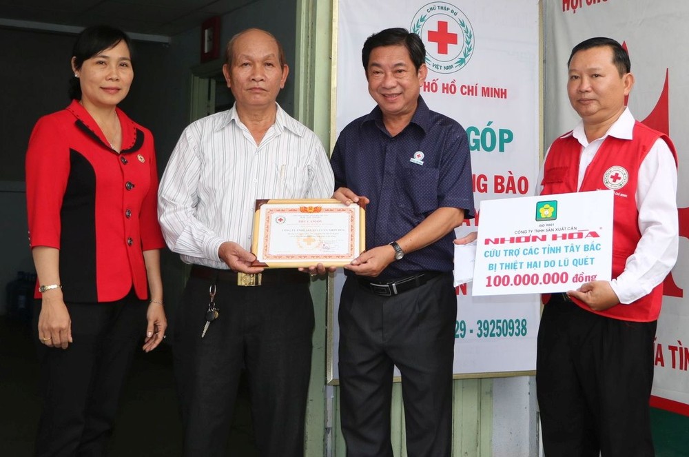 黎光寧主席向仁和公司代表（左二）贈送感謝書。