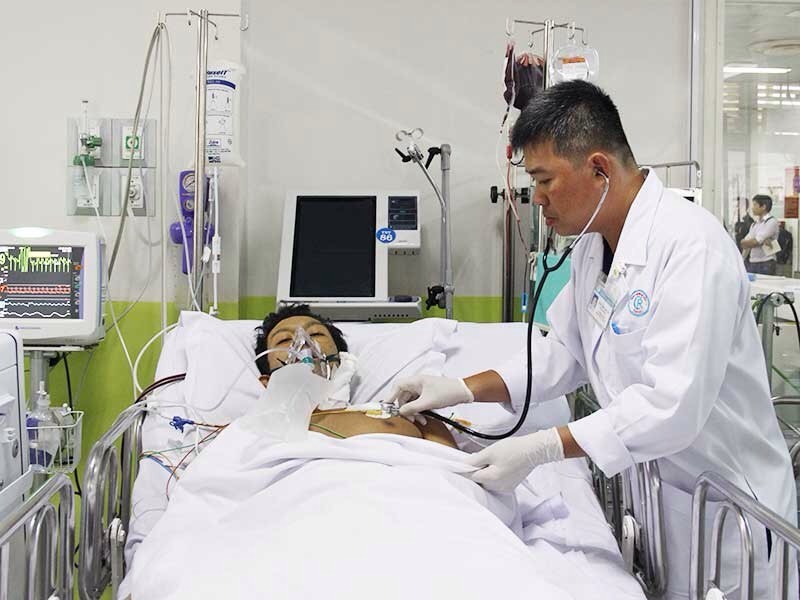 正接受ECMO技術治療的貧困病人。