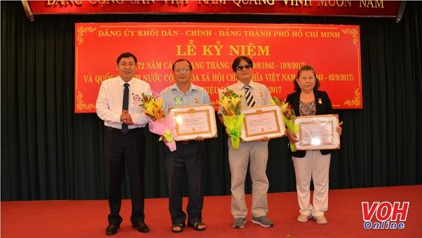 市內政處主任陳世琉(左)向各級黨委代表頒授黨齡紀念章。（圖源：VOH）