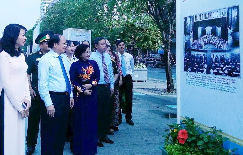本市各位領導觀賞圖片。(圖源：hochiminhcity.gov.vn)