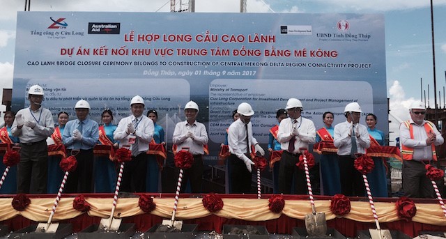 連接前江兩岸索拉橋合龍 ảnh 1