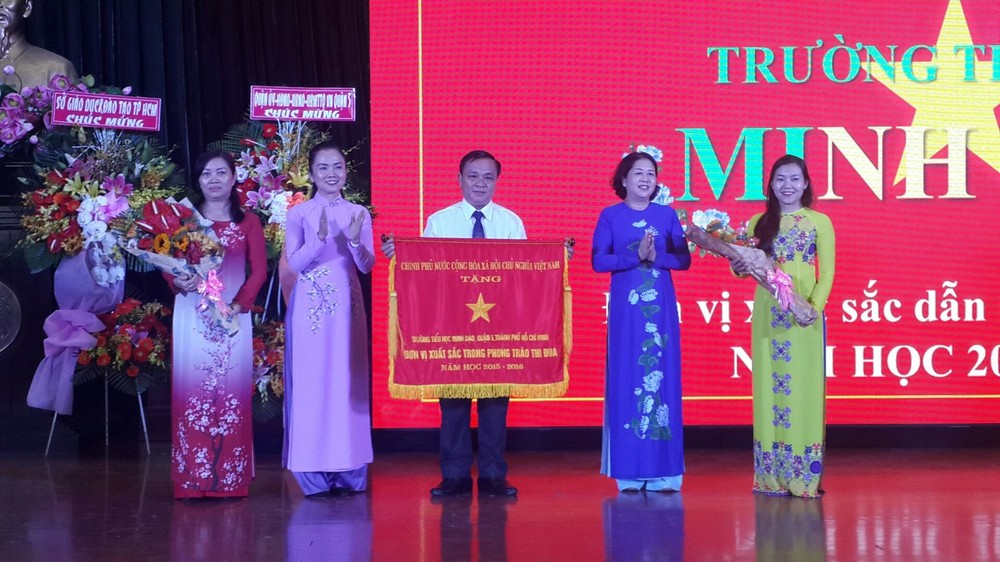 明道小學榮獲國家錦旗。