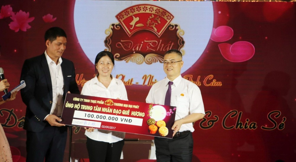 故鄉代表謝氏梅接收許總經理捐贈善款。