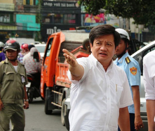 第一郡副主席段玉海堅決整頓人行道。（圖源：互聯網）