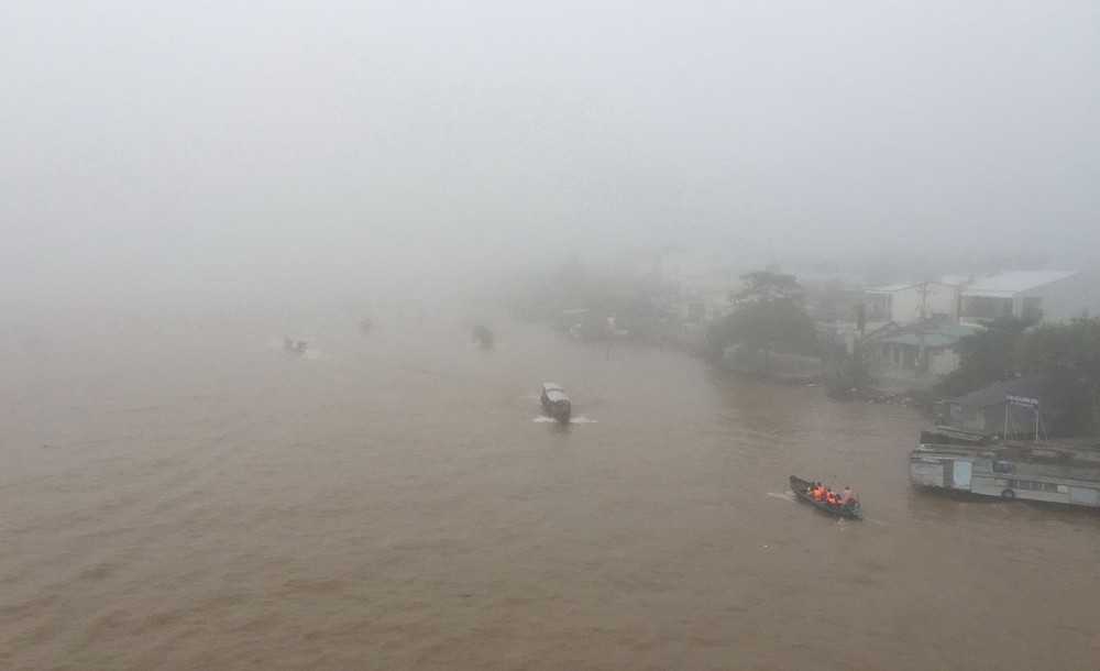 近日來，芹苴市每到清晨時分便出現大霧瀰漫天氣，尤其是芹苴河區域，以致駕船者的視野受限。（圖源：互聯網）