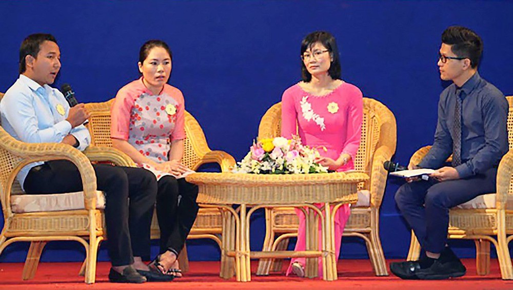 阮清全參加黨員典範交流節目（左一）。