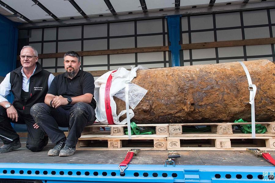 拆彈專家“淡定”展示未引爆二戰炸彈。（圖源：互聯網）