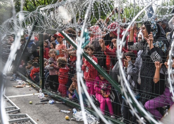 匈牙利要加建圍欄，防止難民經克羅地亞重返當地，圖為匈牙利與塞爾維亞邊境的情況。（圖源：AFP）