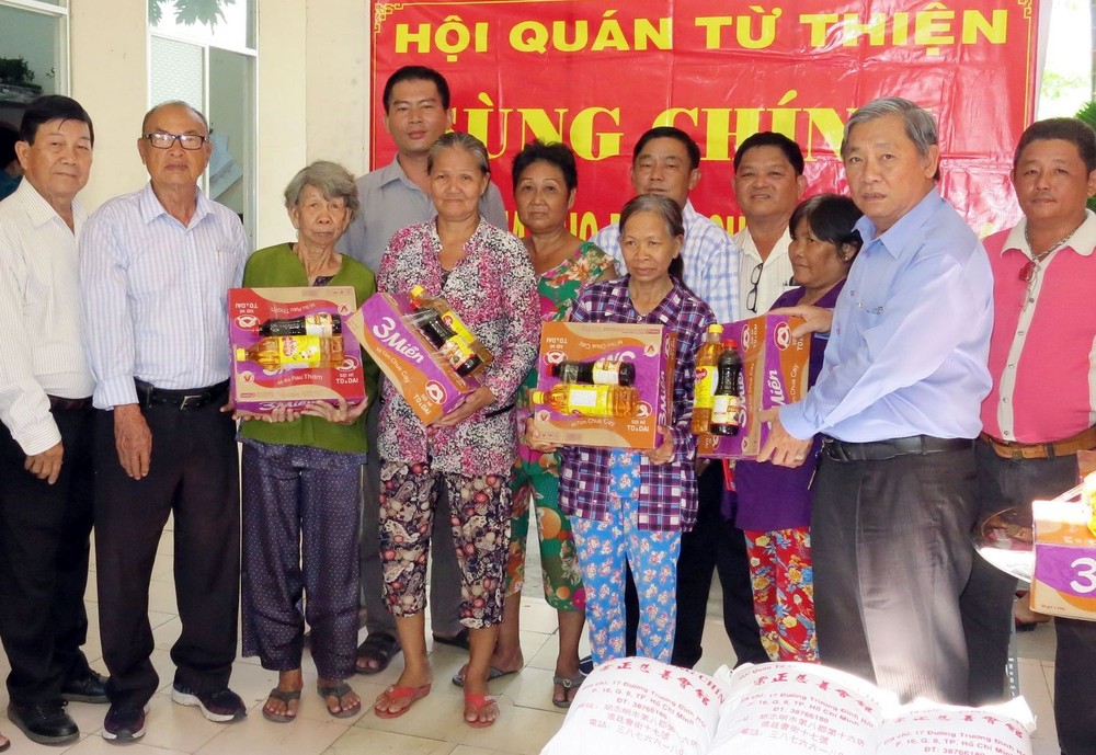 各理監事向貧困人家贈送禮物。