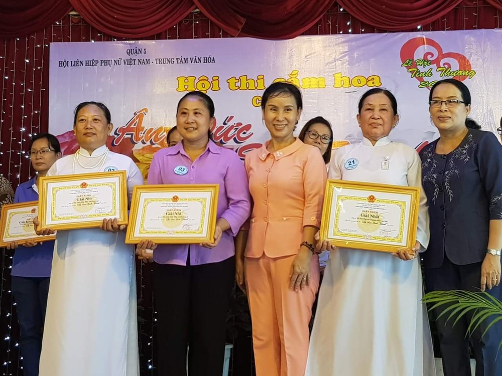 第五郡婦女會在郡文化中心舉辦主題“養育之恩”插花比賽，經過組委會的評選，高臺教聖殿隊獲得一等獎。