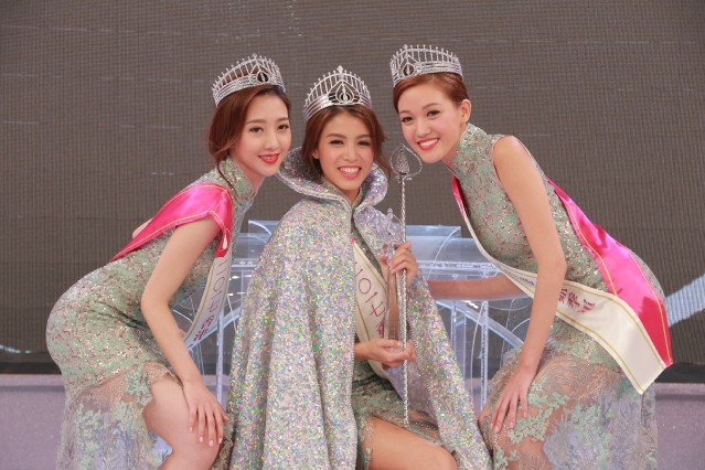 亞軍1號何依婷（左起）、冠軍5號雷莊兒及季軍4號黃瑋琦。