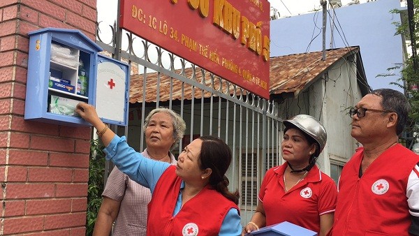 第八郡紅十字會在范世顯街道上安裝緊急醫療箱。（圖源：玉清）