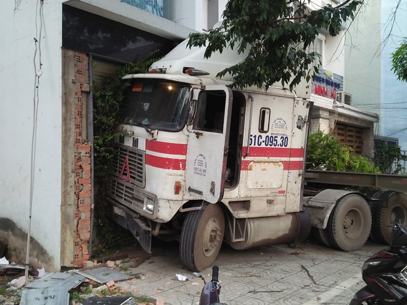 集裝箱車衝進民房，所幸沒造成人命傷亡。（圖源：H.Tâm）
