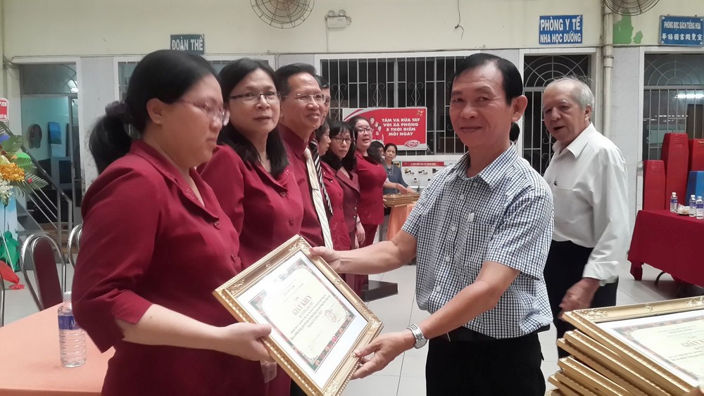 梁鴻德副主任頒發獎狀給優秀教師。