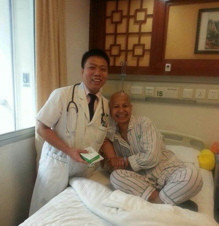 乳癌患者三達夢與醫生合照。