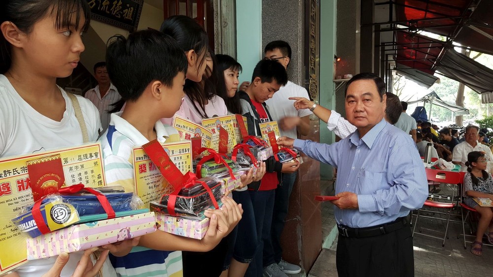 許永成常值副理事長頒獎給宗親子弟。