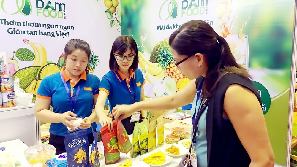 國內企業在本市展銷素食品一瞥。