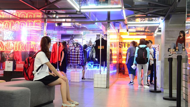 本市年輕人青睞的“地下層購物區”。