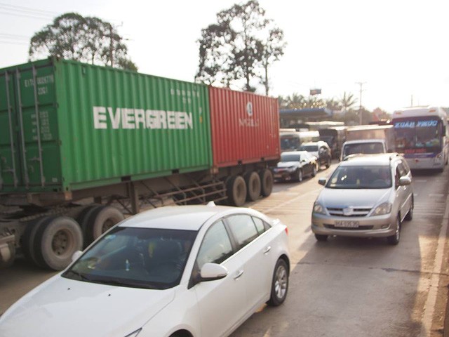 司機在收費站付零錢致使堵車 ảnh 1