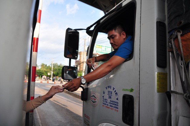 許多司機紛紛使用零錢支付同奈省展邦縣1號國道邊和市繞道公路BOT收費站的收費，致使堵車。（圖源：互聯網）
