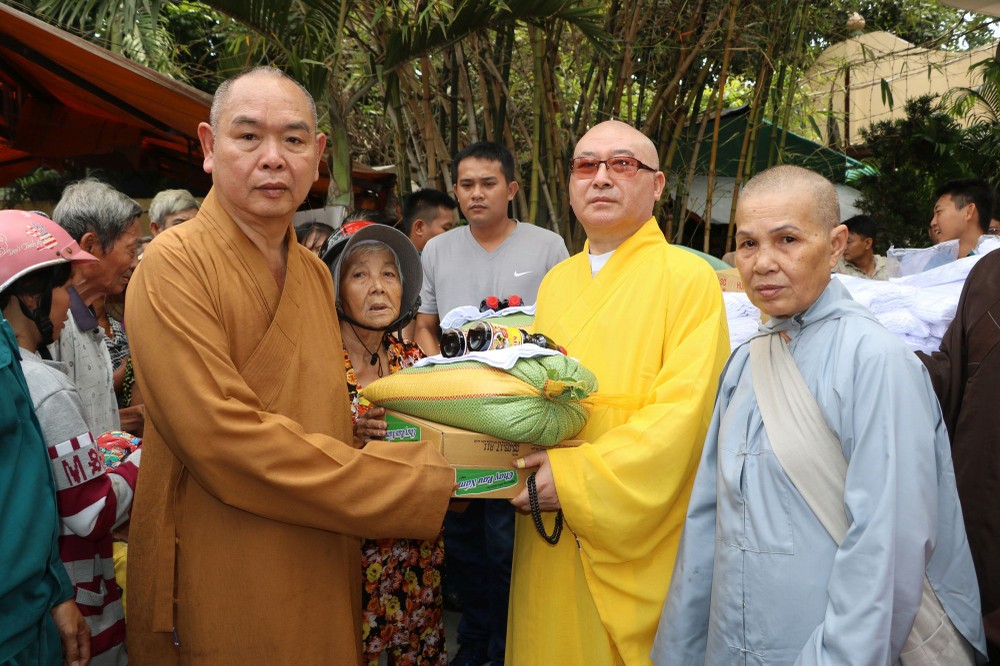 釋慧功上座向貧困老人贈送禮物。