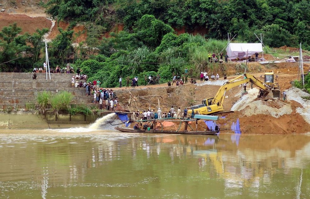 救援力量在搜尋失蹤工人。（圖源：互聯網）