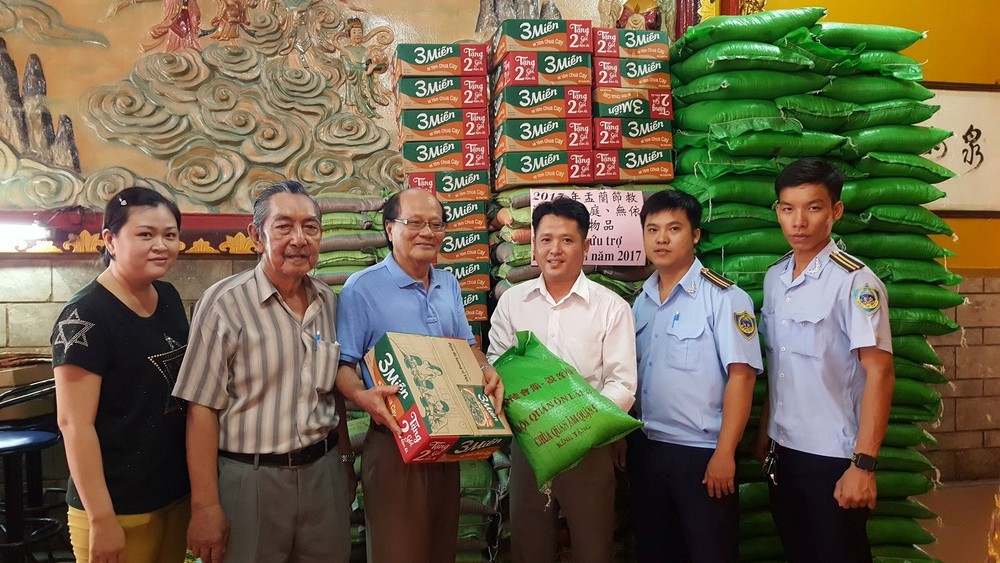 溫陵會館理事將禮物轉交給坊人委會代表。